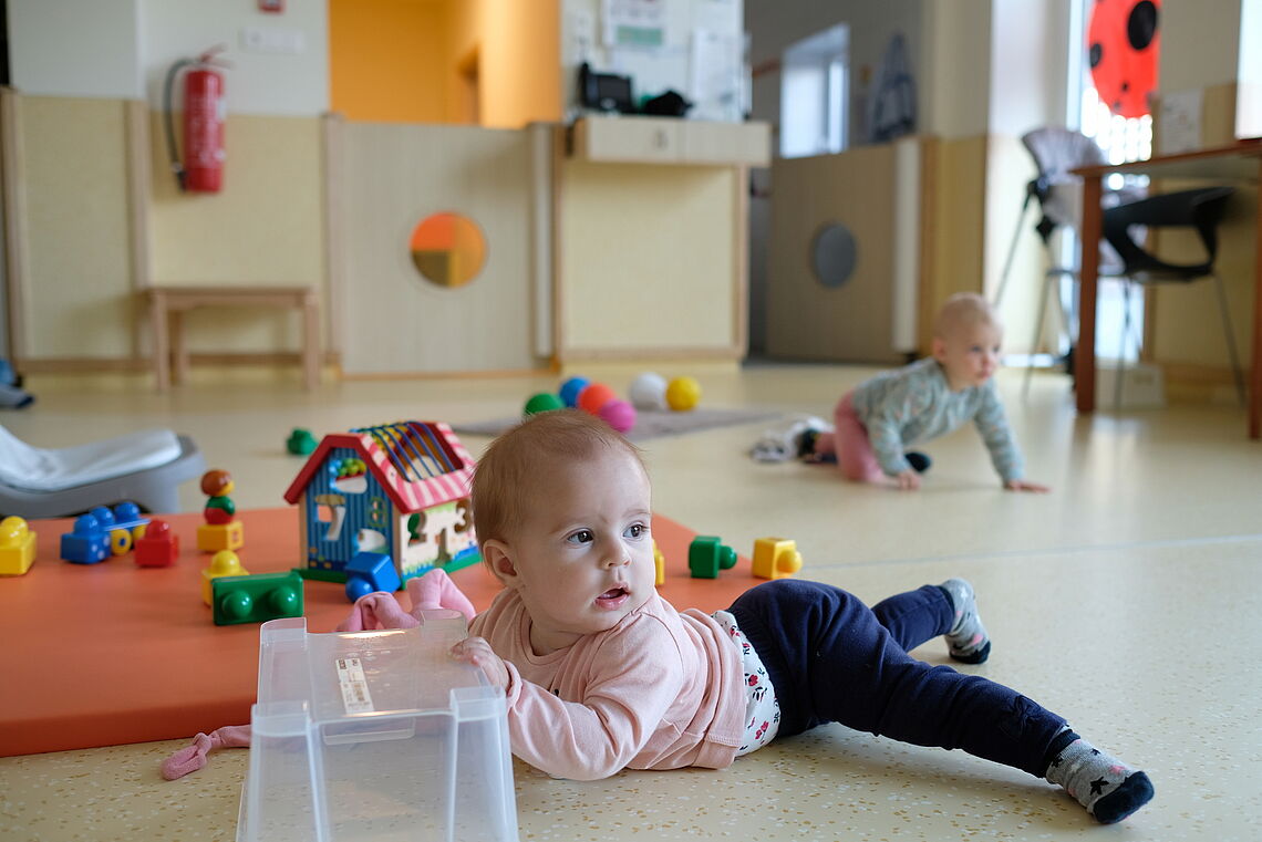 enfant couché sur le sol 