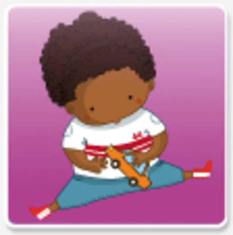 un enfant joue avec une petite voiture