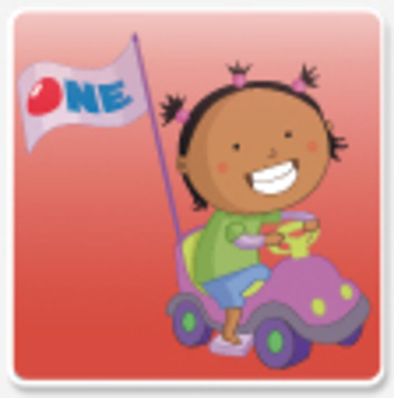 un enfant roule dans une petite voiture estampillée ONE