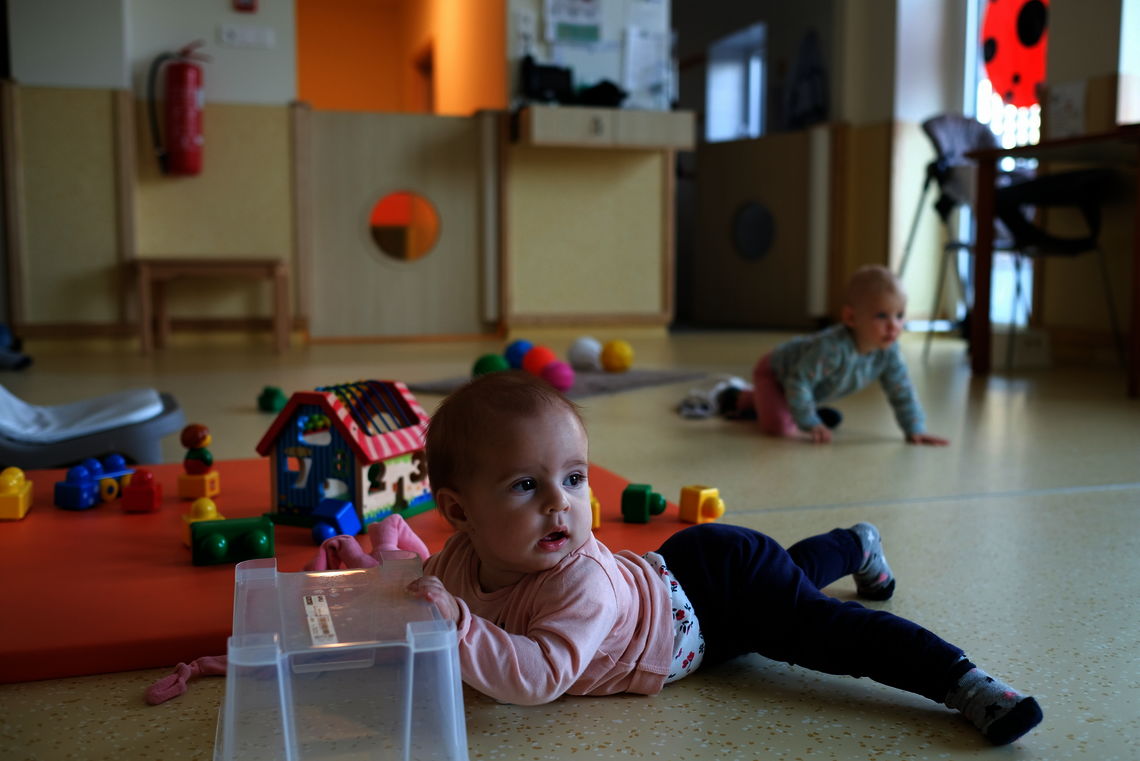 enfant couché sur le sol 