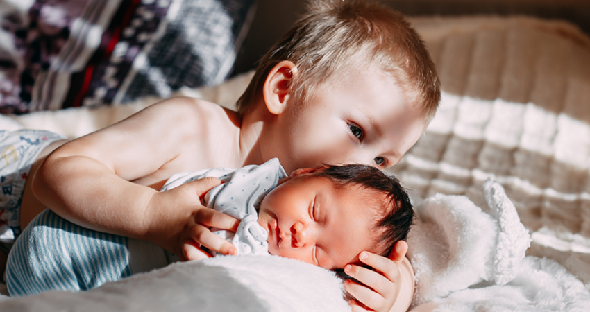 Comment préparer l’aîné à l’arrivée d’un nouveau bébé dans la famille ?