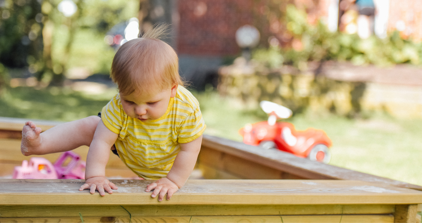 Sortir avec bébé en hiver : nos conseils pour le garder au chaud