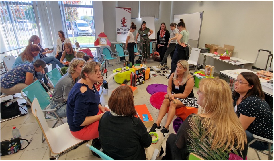 Groupe de professionnels de l'Accueil Temps Libre lors d'un atelier autour de la lecture.