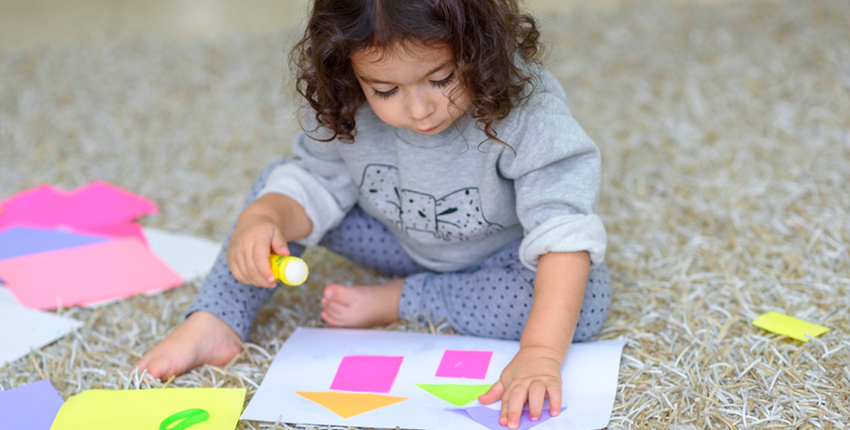 Bien choisir sa colle pour des activités avec les enfants : conseils pratiques 